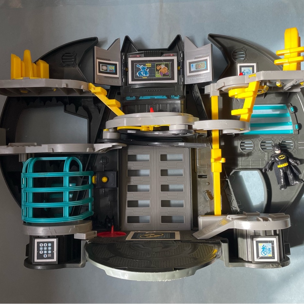 GUC Fisher-Price Imaginext Super Friends Batcave Playset + Batman Figure